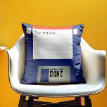 HD-diskette Kussen<br><div class="desc">HD Diskette Pillow - Als je je deze 3 5 diskettes herinnert, dan is dit de perfecte decoratieve aanraking voor je woonkamer, entertainmentgebied of kantoor. Een gepersonaliseerde kussen in een coole, retro stijl. Pas de labels aan met alles wat u maar wilt. Dit is de ideale cadeauoptie voor iedereen die...</div>