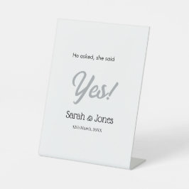 He asked she said yes engagement simple silver dat reclamebord met voetstuk