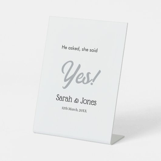 He asked she said yes engagement simple silver dat reclamebord met voetstuk (Voorkant)