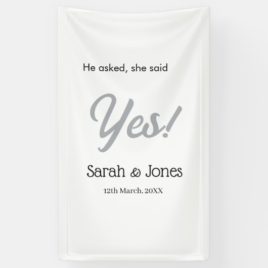 He asked she said yes engagement simple silver dat spandoek (Verticaal)