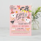 Hé Boo Halloween Birthday Uitnodiging - Roze (Staand voorkant)