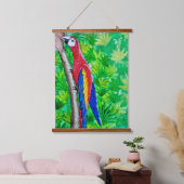 Hé, er zit een scharlaken ara in die boom! hangend wandkleed (Slaapkamer)