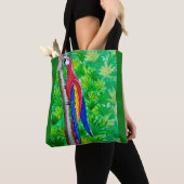 Hé, er zit een scharlaken ara in die boom! tote bag (Dichtbij)