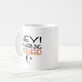 Hé! Ik werk hier. Koffiemok (Voorkant links)