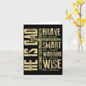 He Is Dad Camo Religious Father's Day Christian Da Kaart (Gele Bloem)