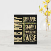 He Is Ppy Camo Religious Father's Day Christian Da Kaart (Gele Bloem)