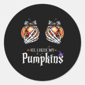 He Likes My Pumpkins Skeleton Hand Halloween Coupl Ronde Sticker (Voorkant)
