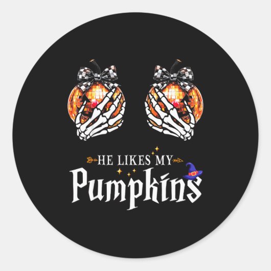 He Likes My Pumpkins Skeleton Hand Halloween Coupl Ronde Sticker (Voorkant)