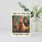 “He’s Right Behind Ya” Cheesy Chicken Briefkaart (Staand voorkant)