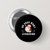 He Sees What You've Been Reading Funny Bookish Chr Ronde Button 5,7 Cm (Voorkant /achterkant)