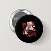 He Sees What You've Been Reading, Retro Santa Chri Ronde Button 5,7 Cm (Voorkant /achterkant)