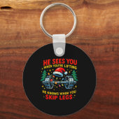 He Sees You Lifting Funny Skip Legs Christmas Tee Sleutelhanger (Voorkant)