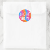 HE/SHE/THEM Pronounouns Rainbow Handlettering Shee Ronde Sticker (Tas)