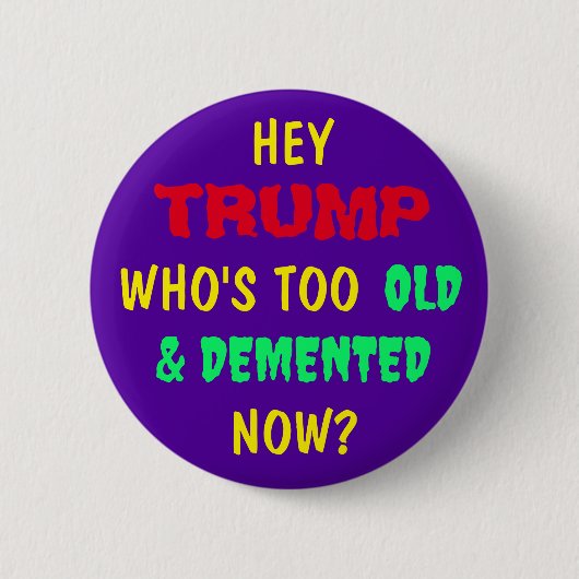 HÉ TRUMP, WIE IS ER NU TE OUD & DEMENT? RONDE BUTTON 5,7 CM (Voorkant)