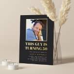 Headline 50th Birthday Party Photo Folie Uitnodiging<br><div class="desc">Viel zijn mijlpaalverjaardag met deze feestelijke feestelijke uitnodigingen met "deze man wordt 50" in gouden folie en een favoriete foto in goud. Pas je objecten aan met je partijgegevens hieronder.</div>