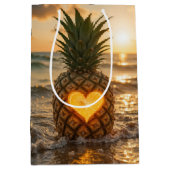 Heart Carved In a Pineapple On a Beach Medium Cadeauzakje (Voorkant)