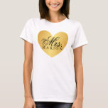 Heart Fab Golden future Mrs. shirt<br><div class="desc">Fun shirt met gouden bedrukte hartachtergrond. Geweldig om verloving te vieren. Voeg gemakkelijk uw douanetekst toe. De familienaam zoals getoond is dubbel-uit elkaar geplaatst, gebruik enig-ruimte of verminder tekstgrootte om langere namen in het hart te passen. *Houd er rekening mee dat er lichtere kleurspecificaties in het hart zitten, dit is...</div>
