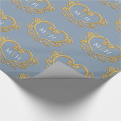 Heart monogram goud op stoffige blauwe bruiloft cadeaupapier (Hoek)