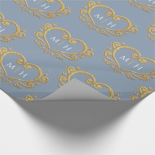 Heart monogram goud op stoffige blauwe bruiloft cadeaupapier (Hoek)