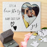 Heart Photo Voorstel Love Story Zeg ja Legpuzzel<br><div class="desc">Het huwelijksvoorstel in de vorm van een puzzel met een romantische hartvormige foto. Het is geletterd met "het is een liefdesverhaal, baby zegt gewoon ja" in elegant script en versierd met liefdesharten. Perfecte steun en hoede voor je huwelijksvoorstel en de aankondiging van het verloving. Het ontwerp is zwart-wit, maar u...</div>