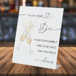 Heart Script & Champagne Vrijgezellenfeest Mimosa  Reclamebord Met Voetstuk<br><div class="desc">Viel uw vrijgezellenfeest met dit elegante voetgangersbord,  met een champagnebril van de waterverf,  hartkalligrafie en aangepaste tekst van uw keuze. Voeg eenvoudig uw eigen tekst toe door op de optie "personaliseren" te klikken.</div>