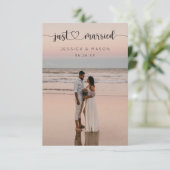 Heart Script Just Married Aankondiging Uitnodigen (Staand voorkant)