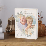 Heart Shaped Floral Gold Lijst Weduwfoto Houten Kist Print<br><div class="desc">Aangepast fotoblok met uw favoriete foto in een geometrisch hartvormig gouden lijst. Het lijst is versierd met waterverf bolletjes crème en abrikozenbloemen. Het wordt geschreven met de formulering "voor altijd en altijd" in elegant casual, handgeschreven script op een neutrale, amandelwitte achtergrond, die u allemaal kunt bewerken als u dat wenst....</div>