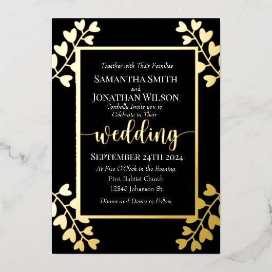 Heart Shaped Flowers op Black Wedged Gold Folie Uitnodiging (Voorkant)