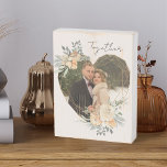 Heart Shaped Gold Geometric Floral Lijst Foto Houten Kist Print<br><div class="desc">Aangepast fotoblok met uw favoriete foto in een geometrisch hartvormig gouden lijst. Het lijst is versierd met waterverf bolletjes crème en abrikozenbloemen. Het wordt geletterd met het woord "samen"in elegant casual,  handgeschreven manuscript op een neutrale,  amandelwitte achtergrond,  die u allen kunt uitgeven als u wenst.</div>