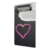 Heart Shaped Lei op Black Sand Beach Mini Klembord (Angled2)