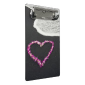 Heart Shaped Lei op Black Sand Beach Mini Klembord (Schuin)