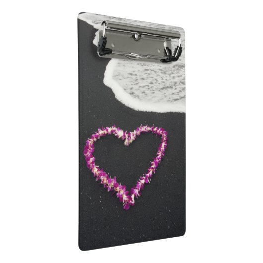 Heart Shaped Lei op Black Sand Beach Mini Klembord (Schuin)