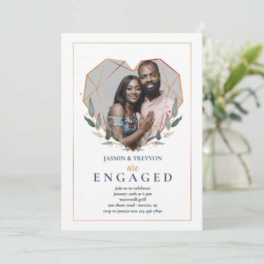 Heart Shaped Photo Verloving Invitation Kaart (Staand voorkant)