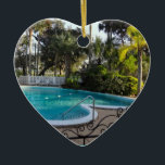 Heart Shaped Pool Lily Inn - Daytona Beach Keramisch Ornament<br><div class="desc">Het afbeelding op dit dubbelzijdige hartvormige keepsake-ornament is het unieke hartvormige zwembad bij de River Lily Inn Bed and Breakfast in Holly Hill / Daytona Beach, Florida. Het oversized zwembad werd gebouwd in de jaren 1950 en is 3-10 voet diep. De majestueuze 1888 Inn kijkt uit over de Intracoastal Halifax...</div>