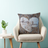 Heart Shaped Rock in Sand Personalize Name Date Kussen (Stoel)