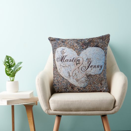 Heart Shaped Rock in Sand Personalize Name Date Kussen (Stoel)