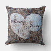 Heart Shaped Rock in Sand Personalize Name Date Kussen (Voorkant)