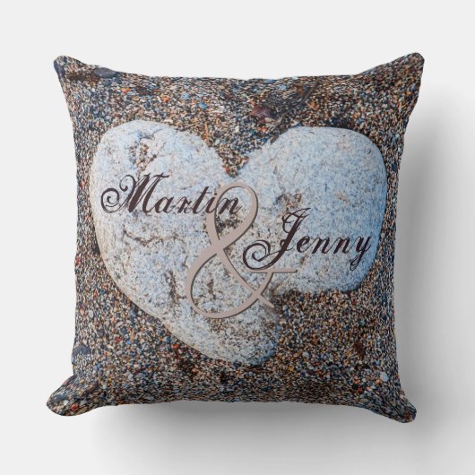 Heart Shaped Rock in Sand Personalize Name Date Kussen (Voorkant)