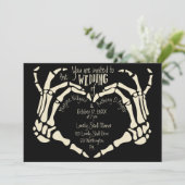 Heart Shaped Skeleton Hands Creepy Gothic Weddensc Kaart (Staand voorkant)