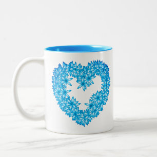 Heart Shaped Wreatof Flowers, Pastel Blue Tweekleurige Koffiemok