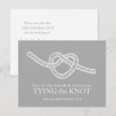Heart Tying the Knot bruiloft bewaar de datumkaart Aankondigingskaart (Voorkant / Achterkant)