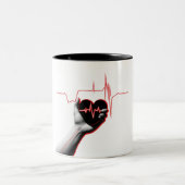 Heartbeat Love Design - Hand Holding Heart Tweekleurige Koffiemok (Center)