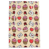 Hearts and Cupcakes Wrapping Paper Medium Cadeauzakje (Voorkant)
