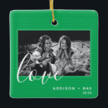 Hearts Christmas Holiday Green Custom Photo Keramisch Ornament<br><div class="desc">Stuur liefde dit vakantiejaar met dit schattige en moderne groene hart thema kerst ornament met het woord "liefde" in een gedurfde,  moderne script lettertype. Foto,  namen en jaar zijn aanpasbaar. Perfect cadeau voor grootouders,  tantes en ooms.</div>
