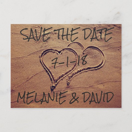 Hearts Drawn in Beach Sand Save the Date Briefkaar Aankondigingskaart (Voorkant)