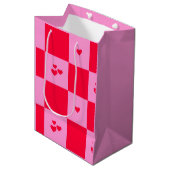 Hearts Grid roze en rood Medium Cadeauzakje (Voorkant Gekanteld)