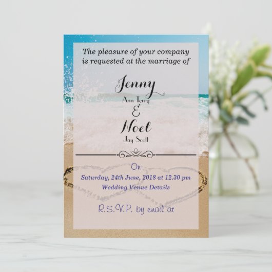 Hearts In Sand Beach Uitnodiging voor een bruiloft (Staand voorkant)