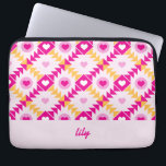 Hearts Pink Bold Custom Name Laptop Sleeve<br><div class="desc">Dit originele gedurfde en levendige ontwerp met harten in een quilt-achtig patroon maakt een prachtig,  uniek geschenk voor haar. Perfect voor Valentijnsdag,  verjaardagen,  Moederdag en meer,  dit roze en geel hoesje kan worden aangepast met de tekst van uw keuze.</div>