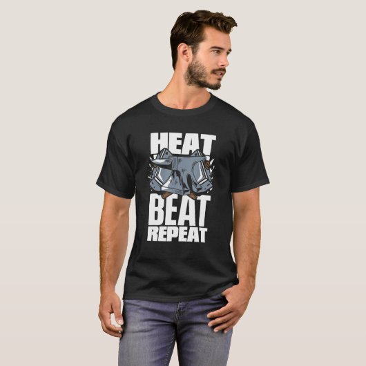 Heat Beat Herhaal Hobby Legend bij het smeden van  T-shirt (Voorkant volledig)