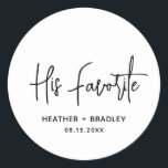 Heather Elegant Zwart Wit Minimaal Modern Bruiloft Ronde Sticker<br><div class="desc">De moderne bruiloft begunstigt stickers met een eenvoudig ontwerp met "Zijne Favoriet" in een elegante scripttypografie samen met uw namen en trouwdatum in een minimalistische sans serif doopvont. Alle ontwerpelementen zijn zwart-wit. Een chic-ontwerp voor elke trouwstijl. Deze aangepaste stickers zijn geweldig om het favoriete snoep of snacks van de bruidegom...</div>
